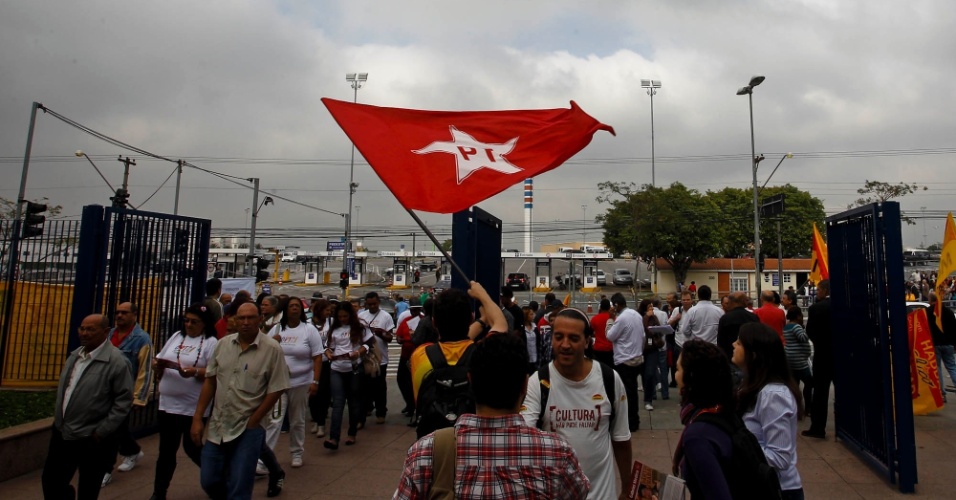 02 jun. 2012 - Militantes petistas chegam para o 18º Encontro Municipal do PT, em São Paulo, onde foi lançada a candidatura de Fernando Haddad