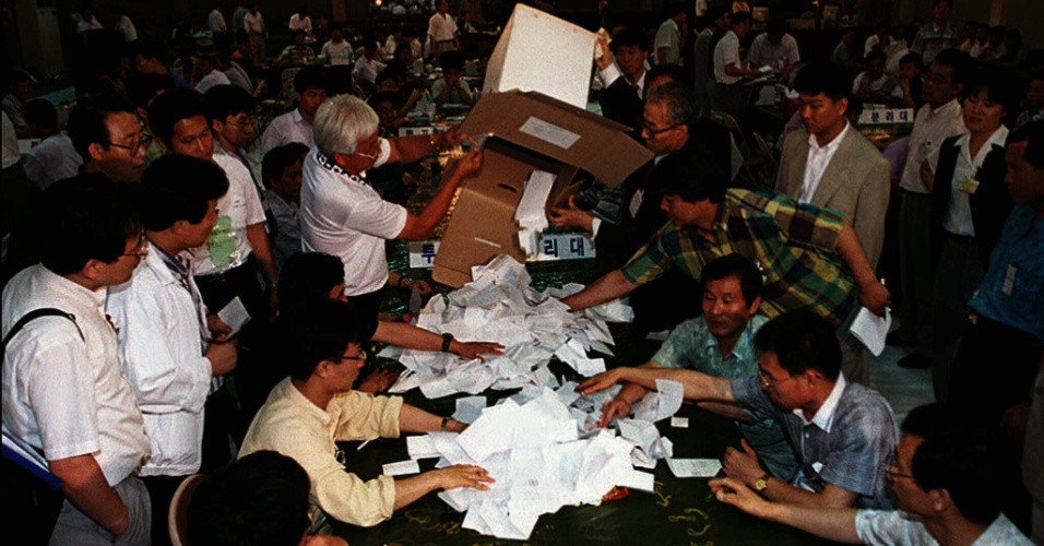 Glossário eleitoral - Escrutinador: Na época da cédula de papel, "cidadãos convocados que trabalham nas eleições na apuração dos votos"