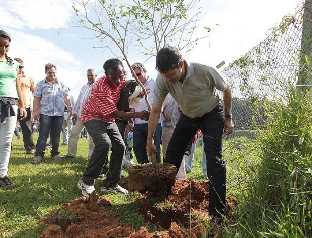 Fernando Haddad planta uma árvore na Represa do Guarapiranga