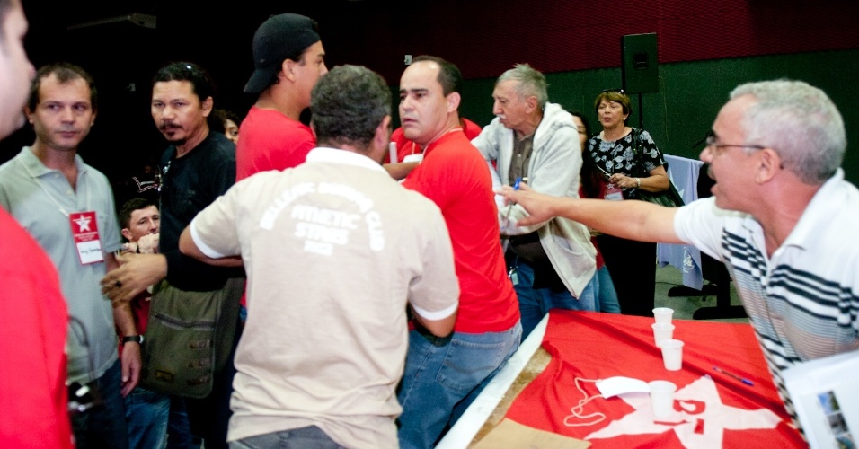 10.jun.2012 - Convenção do PT em Cuiabá acaba em tumulto