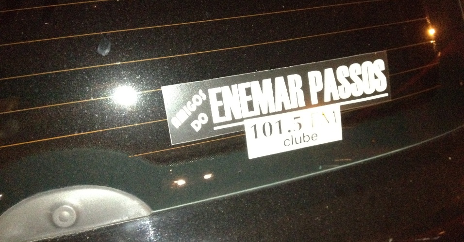 12.jun.2012 - Pré-candidato com propaganda antecipada em carro de Curitiba