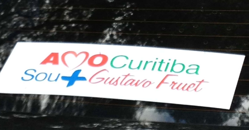 12.jun.2012 - Pré-candidato com propaganda antecipada em carro de Curitiba