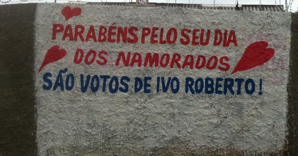 12. jun.2012 - Pré-candidato com propaganda antecipada em carro de Curitiba
