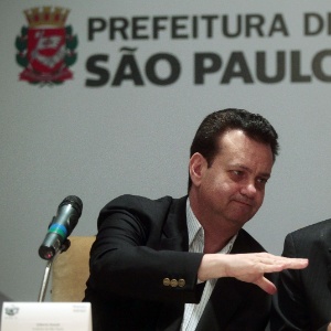 Ao lado do ministro do Esportes, Aldo Rebelo, o prefeito de São Paulo e presidente do PSD, Gilberto Kassab, participa de evento sobre a Copa do Mundo