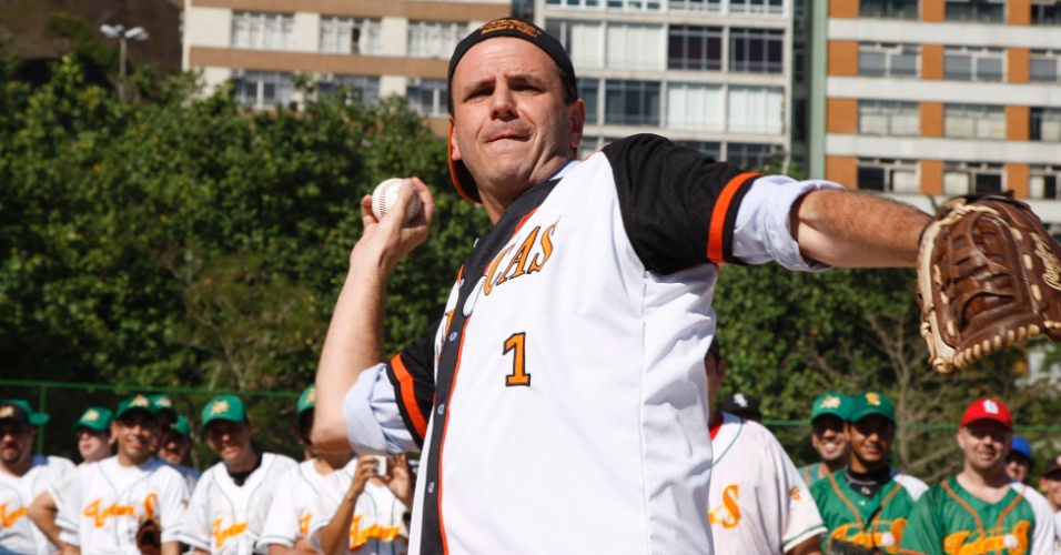 30.jun.2012 - O prefeito Eduardo Paes participa de uma partida de baseball, durante a reinauguração do parque do Cantagalo, na Lagoa Rodrigo de Freitas, zona sul da cidade