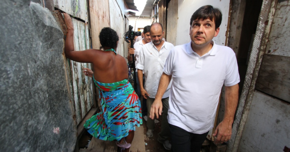 6.jul.2012 - Candidato do PSB à Prefeitura do Recife, Geraldo Julio, visita a comunidade do Bode no Pina