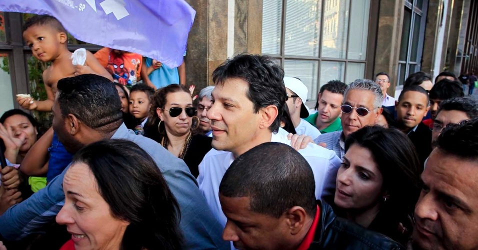 6.jul.2012 - Candidato do PT à Prefeitura de São Paulo, Fernando Haddad, inicia sua campanha eleitoral com uma caminhada na praça do Patriarca (centro)