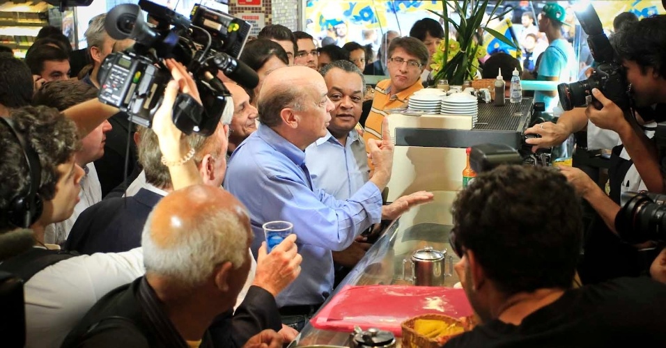 6.jul.2012 - José Serra, candidato do PSDB à Prefeitura de São Paulo, toma café em uma padaria no centro