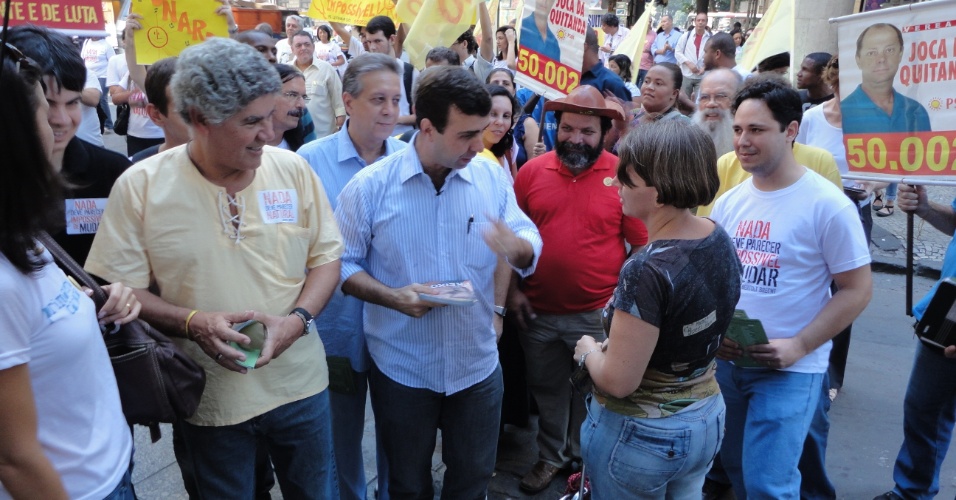 6.jul.2012 - Marcelo Freixo, candidato do PSOL à Prefeitura do Rio de Janeiro, conversa com eleitora durante caminhada de inauguração da campanha