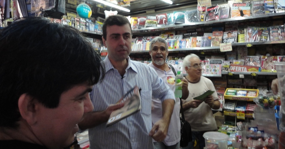 6.jul.2012 - Marcelo Freixo, candidato do PSOL à Prefeitura do Rio de Janeiro, pára para conversar numa banca de jornal durante caminhada no centro da cidade