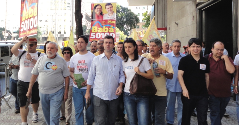 6.jul.2012 - Marcelo Freixo (PSOL) lançou sua campanha para a Prefeitura do Rio com uma caminhada no centro da cidade, acompanhado de militantes do partido