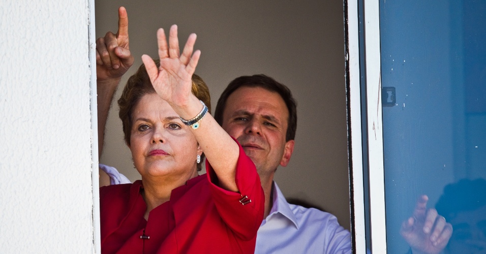 6.jul.2012 - Presidente Dilma Rousseff, ao lado do prefeito do Rio de Janeiro e candidato à reeleição Eduardo Paes (PMDB), participa de cerimônia de entrega de casas na capital fluminense