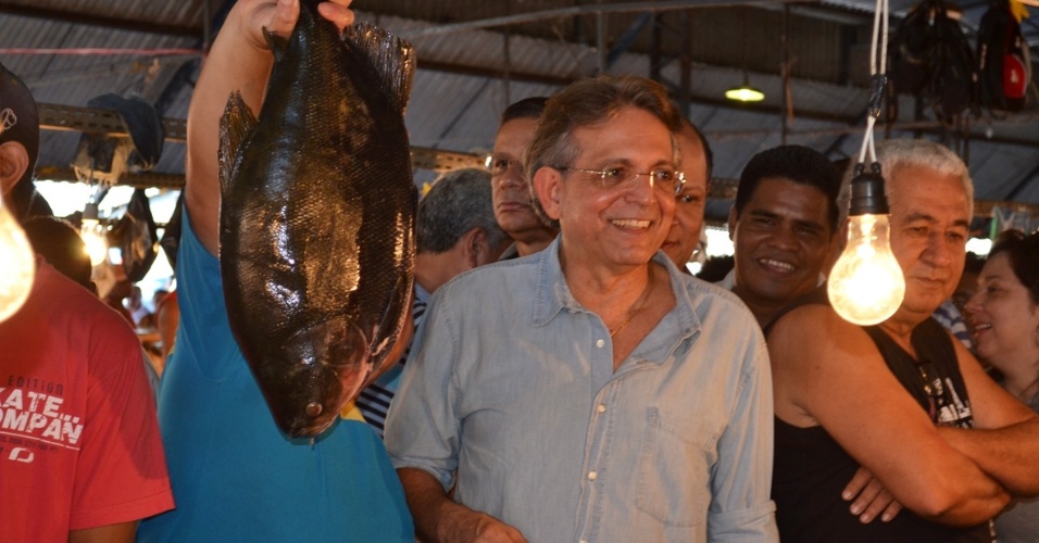 7.jul.2012 - Candidato do DEM à Prefeitura de Manaus, Pauderney Avelino, visita a feira de Panair na manhã deste sábado (7)