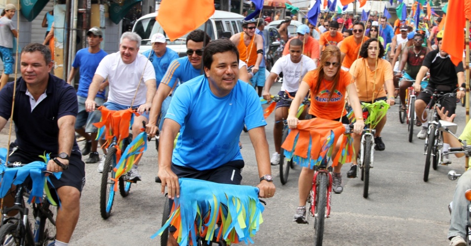 8.jul.2012 - Candidato do DEM à Prefeitura do Recife, Mendonça Filho (de azul), fez um passeio de bicicleta neste domingo (8) pela zona norte da capital pernambucana