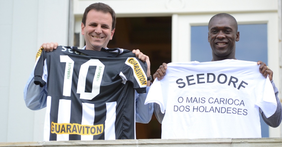 9.jul.2012 - Candidato à reeleição no Rio de Janeiro, o prefeito Eduardo Paes (PMDB), se encontra com o jogador Seedorf, novo jogador do Botafogo