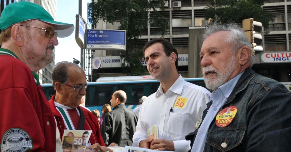 9.jul.2012 - Marcelo Freixo (no centro), candidato do PSOL à Prefeitura do Rio de Janeiro, faz panfletagem nas ruas do centro ao lado do vereador Eliomar Coelho (à dir.)