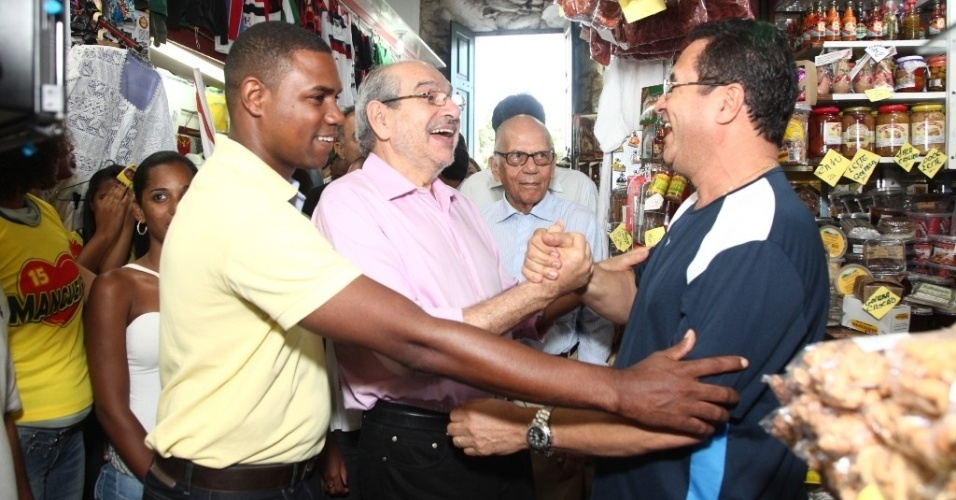 12.jul.2012 - O candidato Mário Kertész (PMDB) à Prefeitura de Salvador visitou o Mercado Modelo acompanhado do candidato a vice, Nestor Neto (PSC)