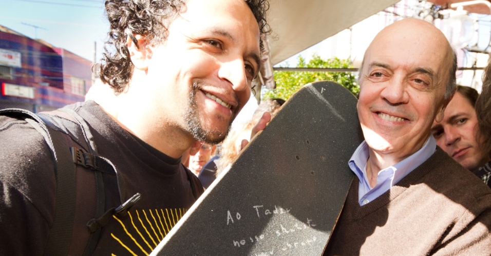 13.jul.2012 - José Serra, candidato do PSDB à Prefeitura de São Paulo, autografa um skate durante visita ao Mercado Municipal do Ipiranga, na zona sul