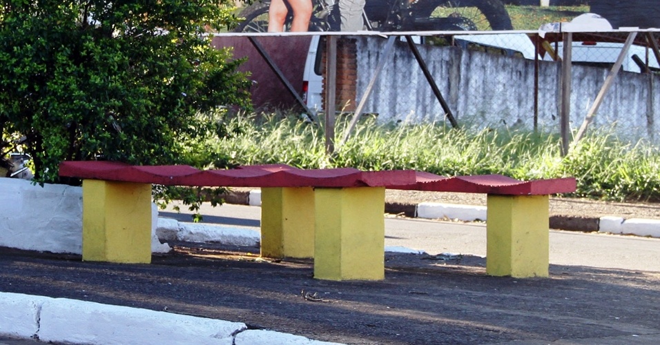 O prefeito de Guaxupé, Roberto Luciano Vieira (PT), é alvo de ação do Ministério Público por improbidade administrativa por ter pintado praças e prédios públicos de vermelho. Ele nega a suposta conotação política da medida