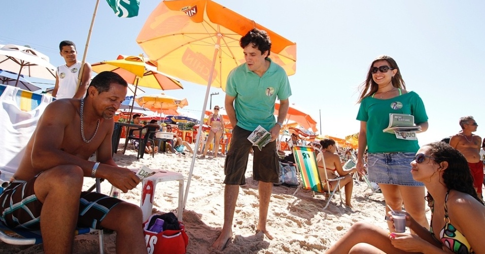 16.jul.2012 - O candidato do PSDB à Prefeitura do Recife, Daniel Coelho (de verde), fez uma caminhada na praia de Brasília Teimosa e na praia do Pina, onde distribuiu panfletos de sua campanha