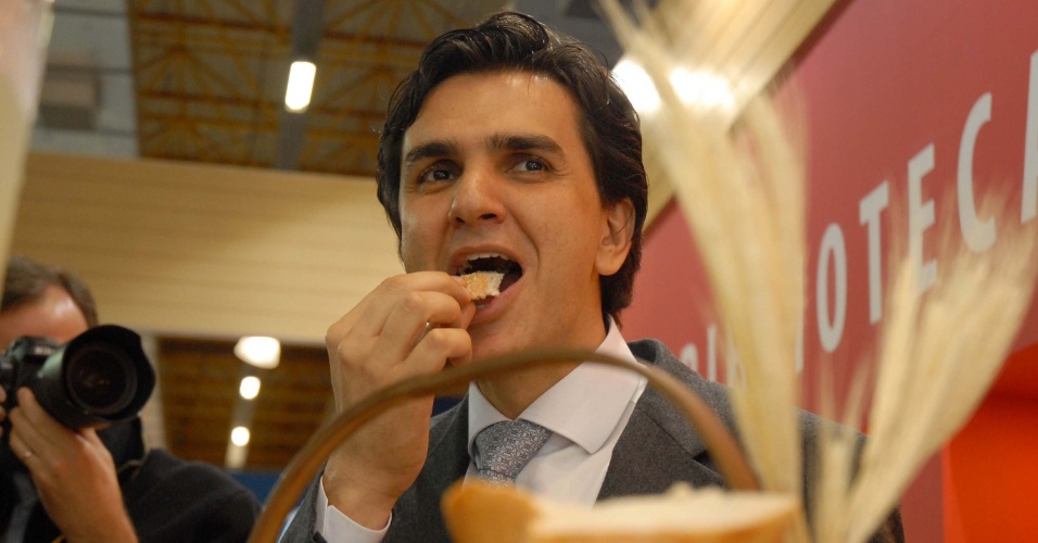 17.jul.2012 - Gabriel Chalita, candidato do PMDB à Prefeitura de São Paulo, experimenta pedaço de pão durante abertura da Fipan (Feira Internacional da Panificação, Confeitaria e Varejo Indepedente de Alimentos), nesta terça-feira