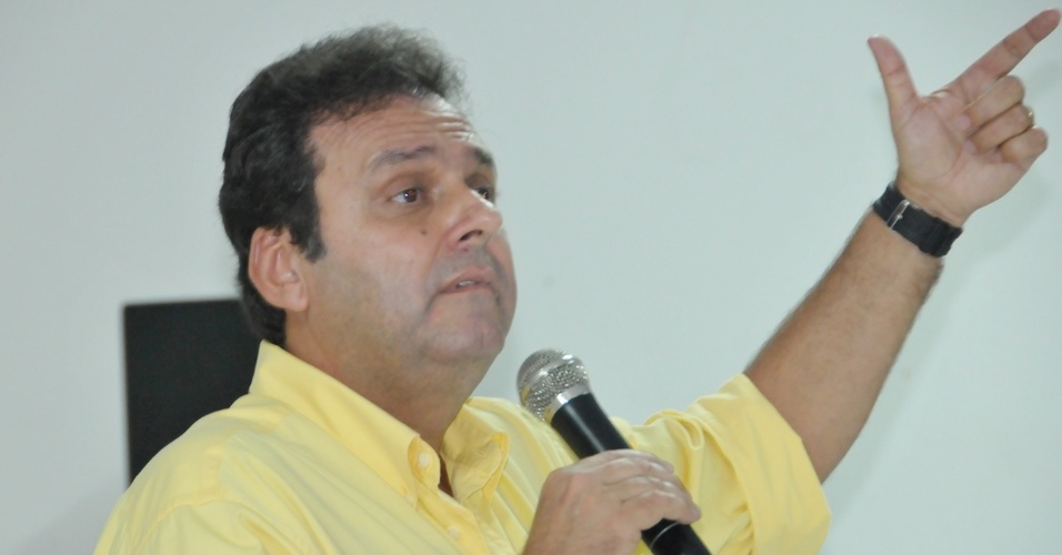 17.jul.2012 - O candidato do PDT à Prefeitura de Natal, Carlos Eduardo, discursa durante reunião com lideranças da sua coligação no bairro de Nova Parnamirim. Na sua fala, ele disse que 