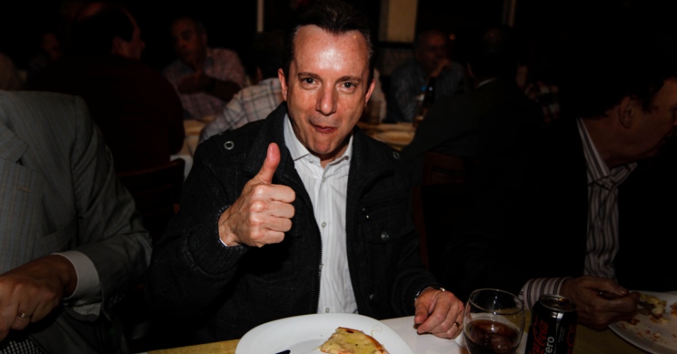 26.jul.2012 - Celso Russomanno, candidato do PRB à Prefeitura de São Paulo, se encontrou com lideranças políticas na noite desta quinta-feira em uma pizzaria na Mooca, zona leste da capital paulista