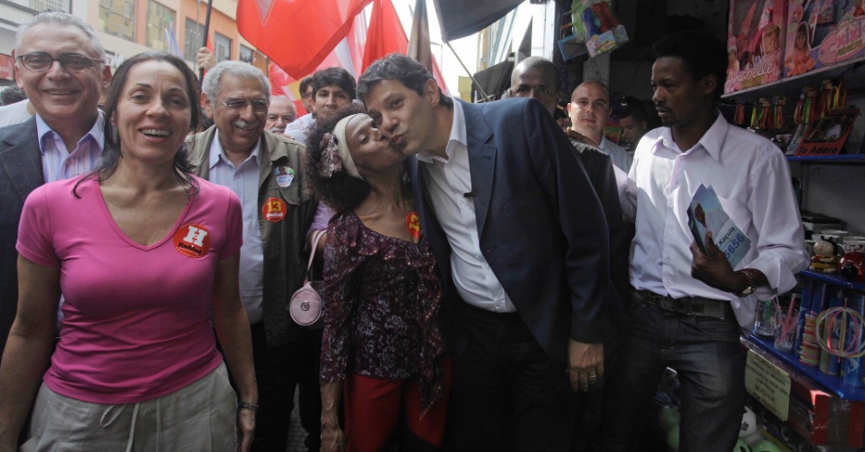 27.jul.2012 - Fernando Haddad, candidato do PT à Prefeitura de São Paulo, cumprimenta eleitora durante caminhada pela rua 25 de Março, no centro da cidade