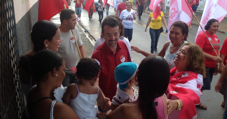 28.jul.2012 - Fernando Mineiro (no centro, de vermelho), candidato do PT à Prefeitura de Natal, faz caminhada pelo bairro Guarapes, na zona oeste da capital potiguar