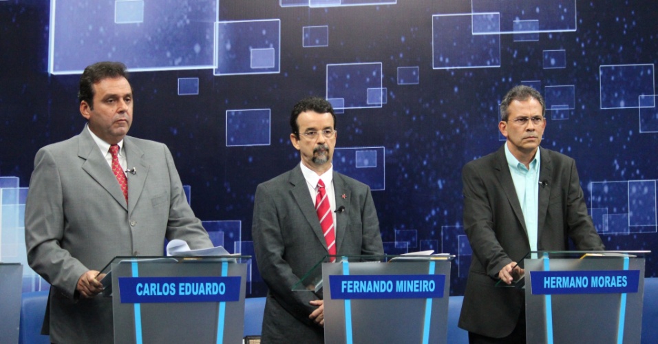 2.ago.2012 -  NATAL - Os candidatos à Prefeitura da cidade Carlos Eduardo (PDT), Fernando Mineiro (PT) e Hermano Morais (PMDB) durante o debate na capital potiguar
