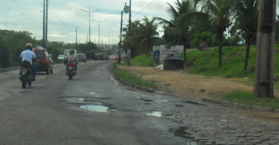 02.ago.2012 - Avenida Senhor do Bonfim, na zona norte de Natal, é repleta de buracos e faz com que motoristas diminuam a velocidade