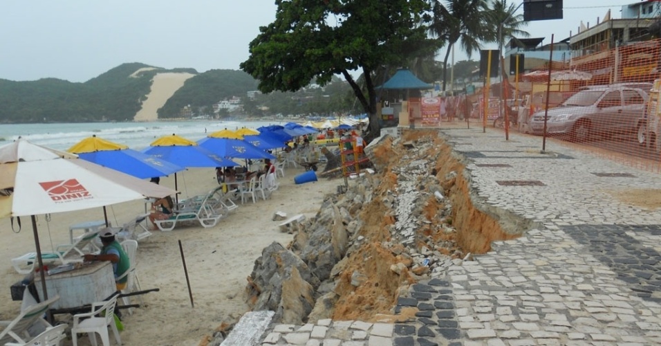 02.ago.2012 - Calçadão de Ponta Negra destruído pelas sucessivas ressacas da maré; comerciantes reclamam de falta de ação da prefeitura