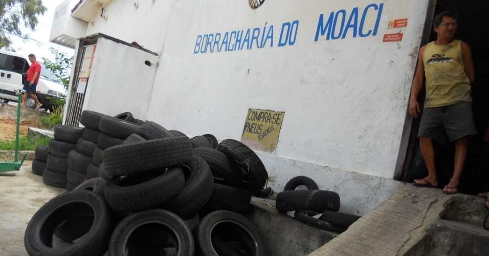 02.ago.2012 - Moacir Soares da Costa, 53, é borracheiro há 10 anos e conta que, este ano, o trabalho tem aumentado a quantidade de serviços