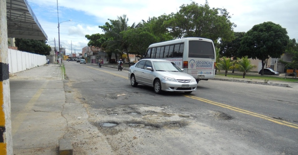 02.ago.2012 - Na rua Bento Gonçalves, na Candelária, motoristas são obrigados a desviar para contramão para desviar de buracos
