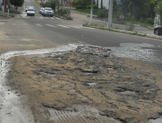02.ago.2012 - Rua Agnaldo Gurgel Jr. sofre com dezenas de buracos e falta de asfalto