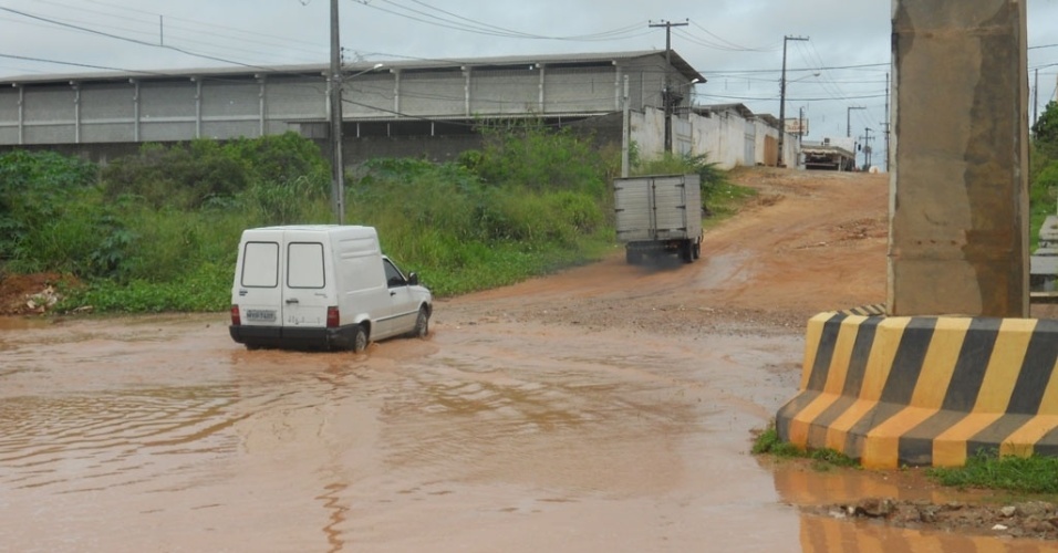 02.ago.2012 - Rua Capitão Mor Gouveia tem alagamentos constantes, com lama causada pela falta de drenagem 