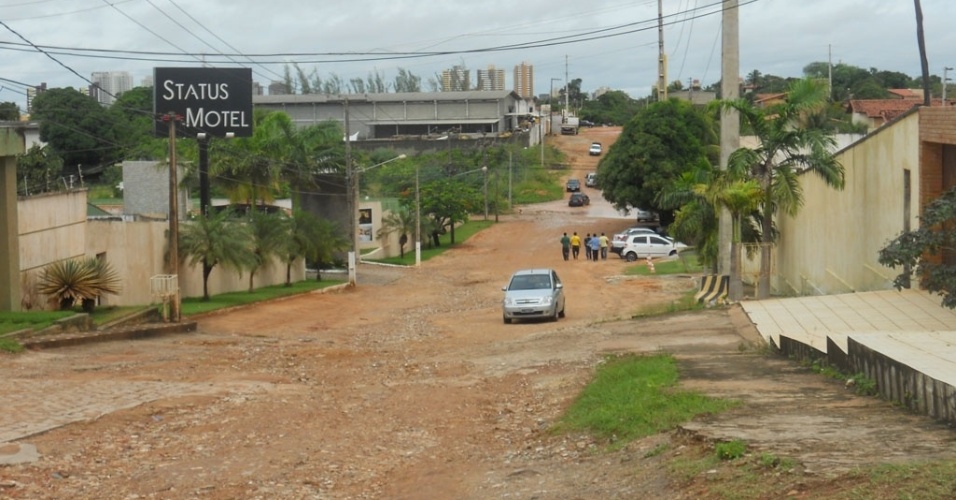 02.ago.2012 - Rua Felipe Camarão, na Cidade Nova, não tem asfalto e dificulta passagem de veículos