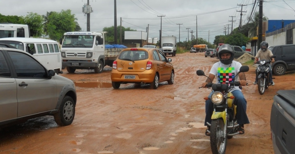 02.ago.2012 - Rua João Alves Flor, que serve como opção para motoristas que não podem pegar avenida da Integração durante chuvas