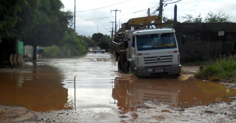 02.ago.2012 - Via local da avenida Salgado Filho (BR-101) sofre com dezenas de buracos; alguns pontos ficam alagados quando chove