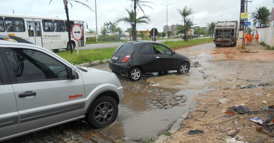 02.ago.2012 - Via local da avenida Salgado Filho (BR-101) sofre com dezenas de buracos; chuva agrava problemas