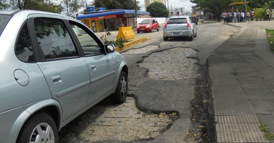 02.ago.2012- Na rua Bento Gonçalves, na Candelária, motoristas são obrigados a diminuir a velocidade para passar nos buracos