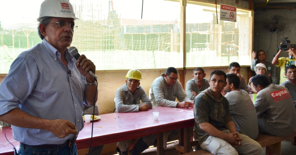 7.ago.2012 - O candidato à Prefeitura de Manaus, Pauderney Avelino (DEM), visita canteiro de obras de uma empresa e conversou com os trabalhadores