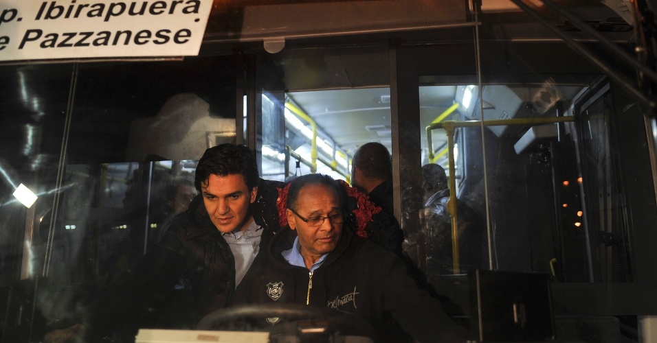 8.ago.2012 - Gabriel Chalita (à esq.), candidato do PMDB à Prefeitura de São Paulo, visita garagem de ônibus na estrada de Itapecerica, zona sul da capital