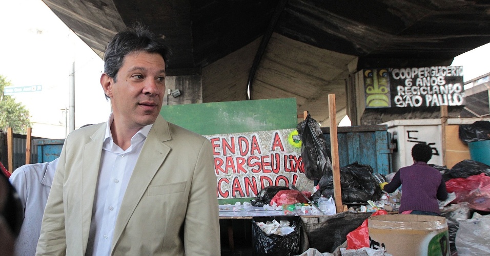 9.ago.2012 - Fernando Haddad, candidato do PT à Prefeitura de São Paulo, visita a Cooperglicério (Cooperativa dos Catadores da Baixada do Glicério), no centro da capital paulista