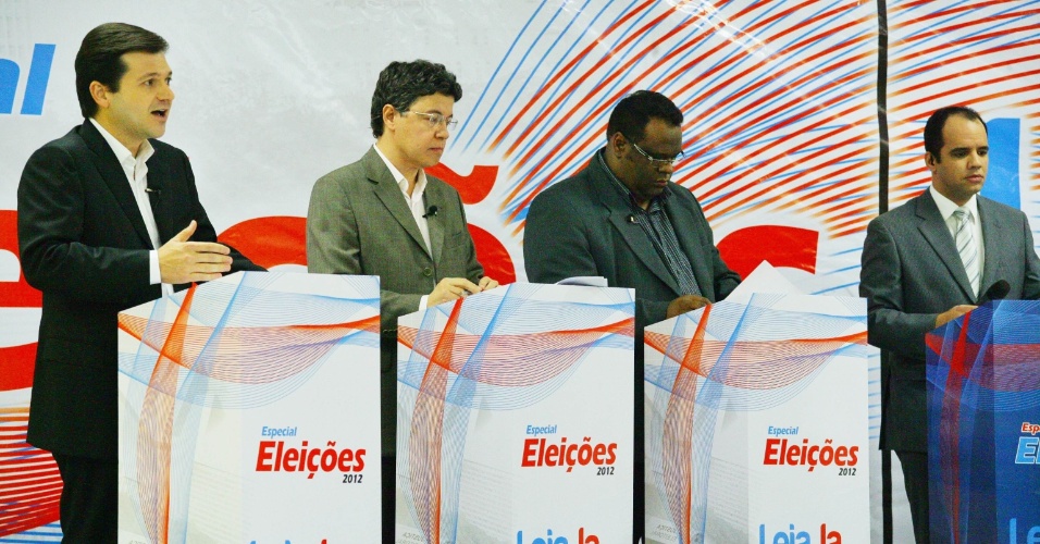 9.ago.2012 - Os candidatos à Prefeitura do Recife Geraldo Julio (PSB), Roberto Numeriano (PCB) e Esteves Jacinto (PRTB) participaram do debate organizado pelo site "Leia Já"