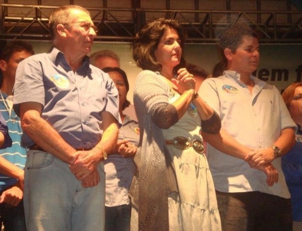 28.jul.2012 - Thereza Collor, ao lado do filho Fernando Lyra (PSD), durante evento de campanha em Atalaia, onde Lyra é candidato a vice-prefeito