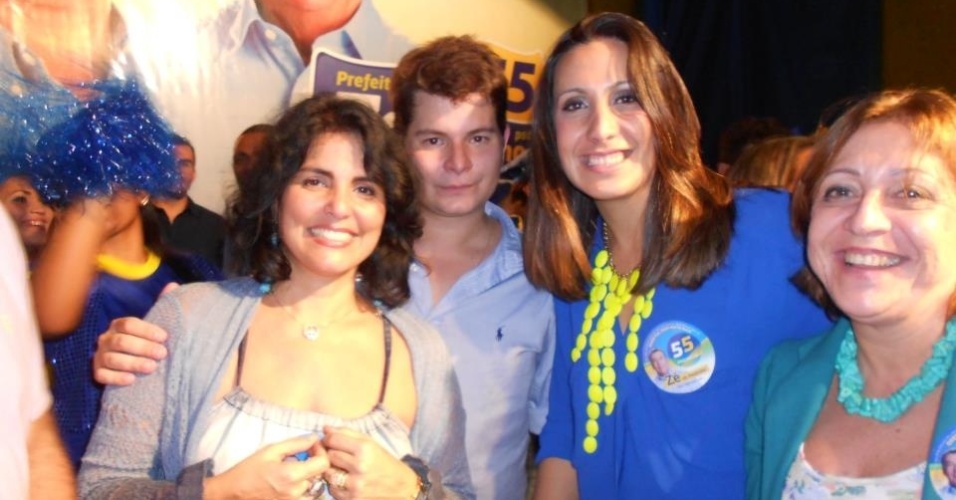 28.jul.2012 - Thereza Collor, ao lado do filho Fernando Lyra (PSD), durante evento de campanha em Atalaia, onde Lyra é candidato a vice-prefeito