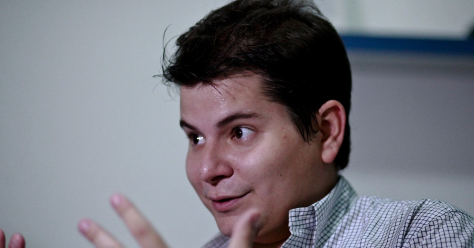 9. ago.2012 - Fernando Lyra Affonso Collor de Mello (PSD), candidato a vice em Atalaia (AL), ao lado do candidato a prefeito na cidade Zé do Pedrinho (PSD)