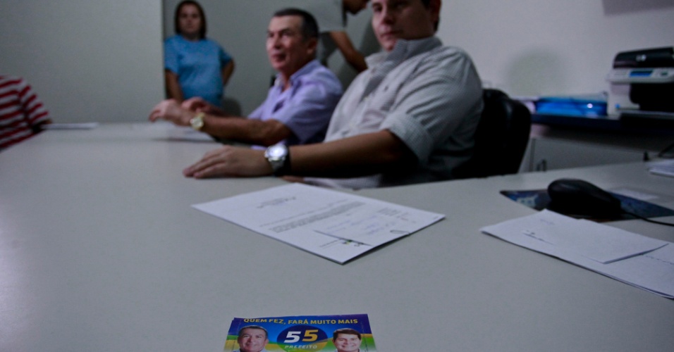 9. ago.2012 - Fernando Lyra Affonso Collor de Mello (PSD), candidato a vice em Atalaia (AL), ao lado do candidato a prefeito na cidade Zé do Pedrinho (PSD) e um santinho da campanha