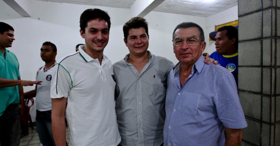 9.ago.2012 - Fernando Lyra Affonso Collor de Mello (PSD) (centro), candidato a vice em Atalaia (AL), ao lado do candidato a prefeito na cidade Zé do Pedrinho (PSD)